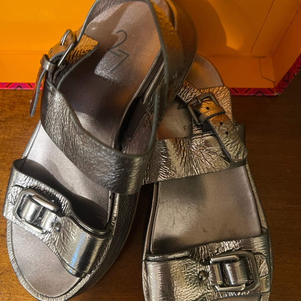 27 EDIT Metallic Silver Textured Leather Buckle Sandals - Picture 3 of 3